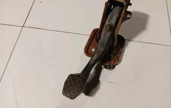 Volkswagen Golf VI Clutch pedal 