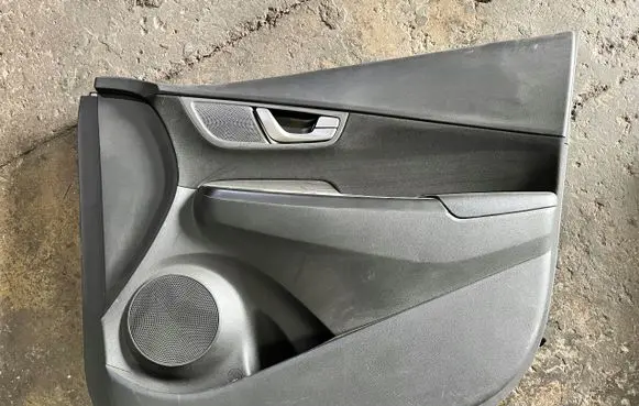 Hyundai Kona I Front door card panel trim braknumeruczci