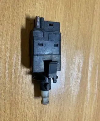Mercedes-Benz E W210 Brake pedal sensor switch 001545010 C4256