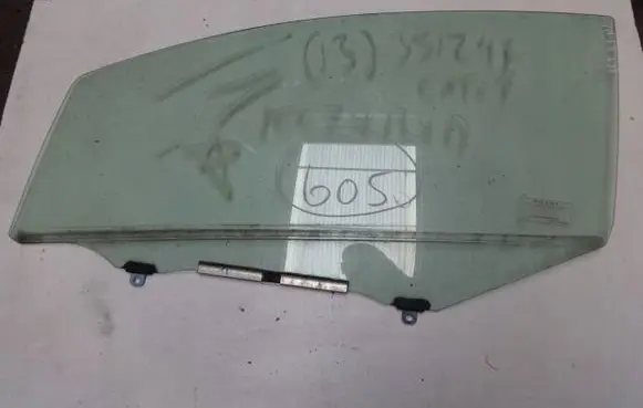 Toyota Yaris Sliding door window/glass 
