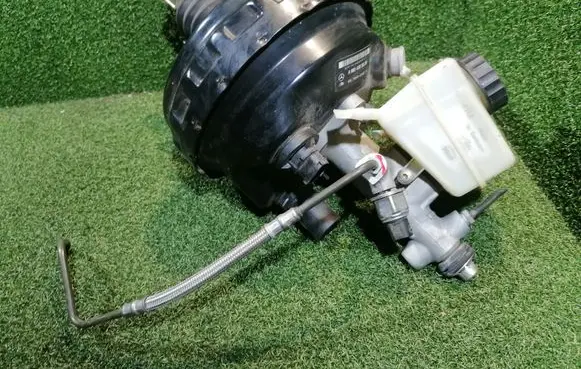 Mercedes-Benz C W203 Brake booster A0054305030 A2034300002