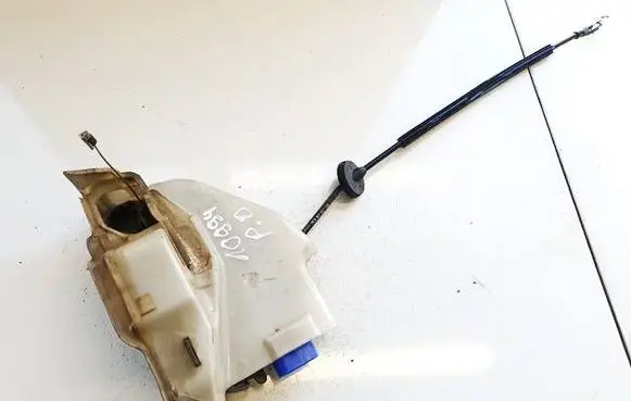 Volkswagen Jetta V Front door lock 1K5837085