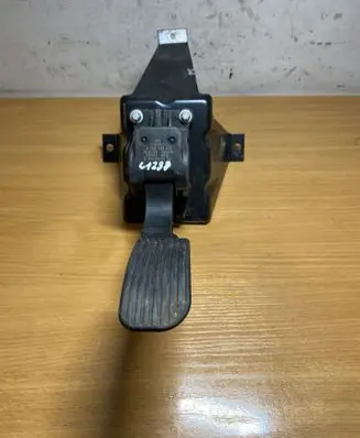 Mercedes-Benz Sprinter W906 Accelerator throttle pedal C1298 A9063000304