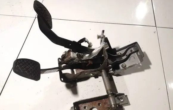 Subaru Legacy Clutch pedal 