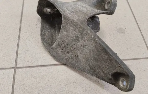 Audi A6 S6 C6 4F Engine mounting bracket 4F0199307N