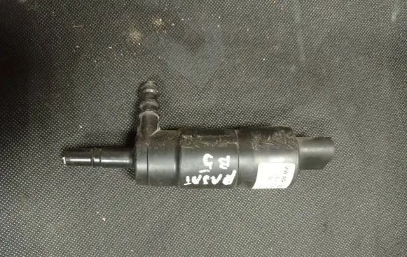 Volkswagen PASSAT B5.5 Headlight washer pump 3B0955681