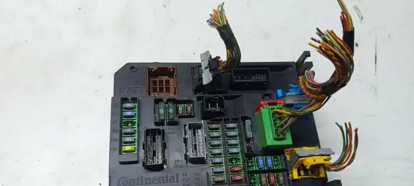 Citroen C4 II Fuse module 9665547480