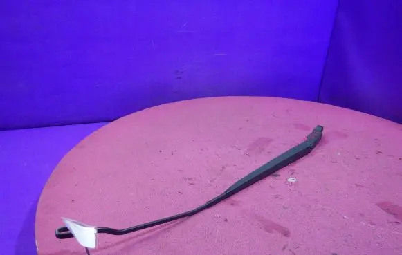Nissan Primera Front wiper blade arm