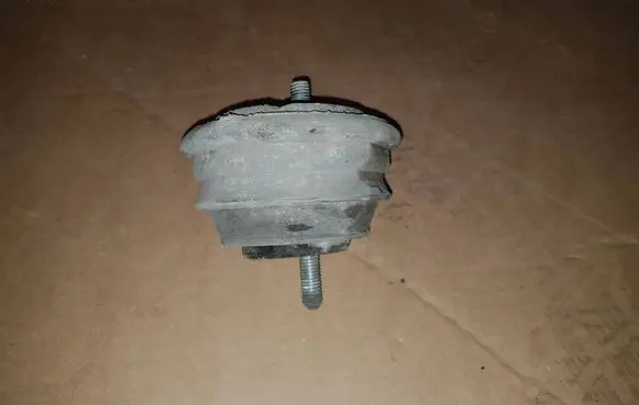 BMW 5 E39 Engine mount bracket 22111097267