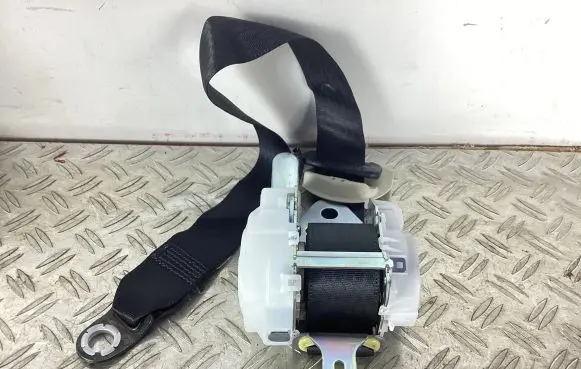 Lexus CT 200H Front seatbelt J090331
