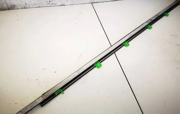 Honda CR-V Front door glass trim molding 