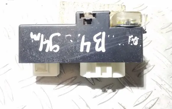 Volkswagen PASSAT B4 Fan control module 357919506A 89871900