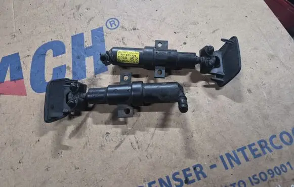 Volkswagen PASSAT B6 Headlight washer spray nozzle 3C0955104A 1307030328