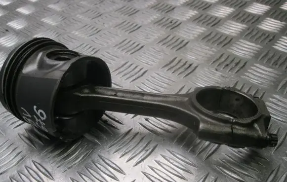Volvo V50 Piston with connecting rod 811118 BV676
