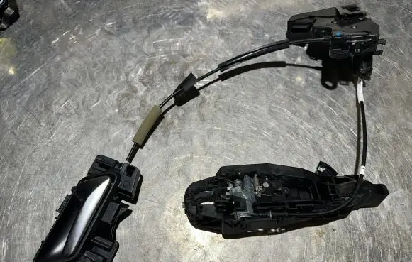 Citroen C4 III e-C4 Front door lock 9832797780