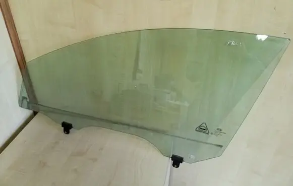 KIA Sportage Front door window glass four-door