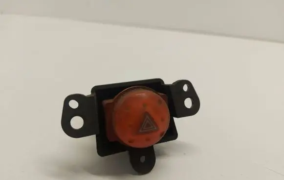 Nissan X-Trail T30 Hazard light switch 06016