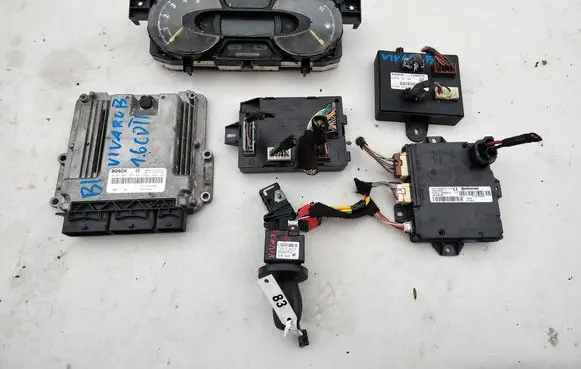 Opel Vivaro Engine control unit/module 237103984R
