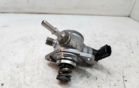 Renault Captur Fuel injection high pressure pump 166304016R H8201146431