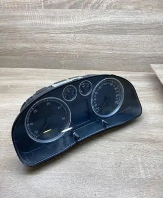 Volkswagen PASSAT B5.5 Speedometer (instrument cluster) 3B0920826A