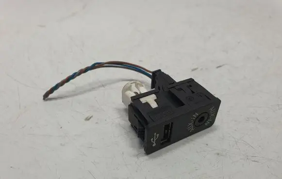 BMW 3 F30 F35 F31 AUX in-socket connector 9229246 84109229246