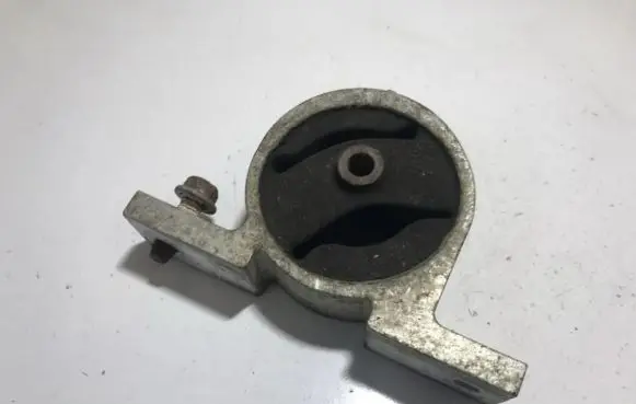 Nissan Almera N16 Engine mount bracket