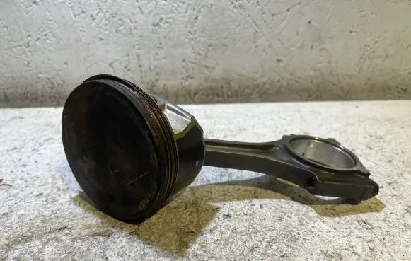 Dodge Challenger Piston with connecting rod