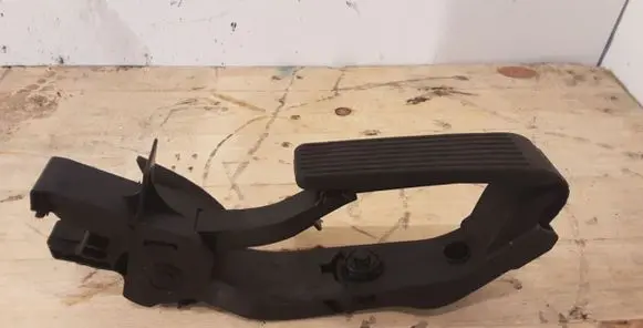 Accelerator throttle pedal