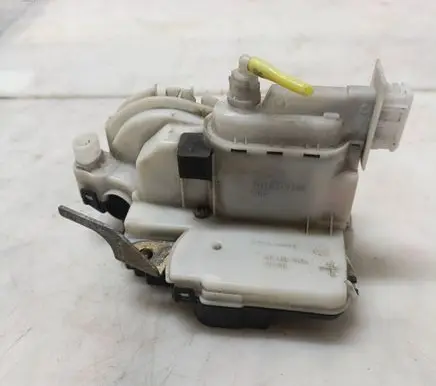 Volkswagen Golf III Front door lock 1H1837016K