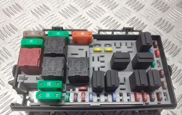 Opel Corsa D Fuse box cover 13217392