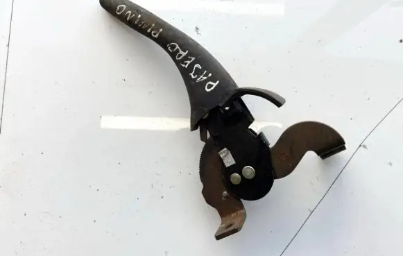 Handbrake/parking brake lever assembly