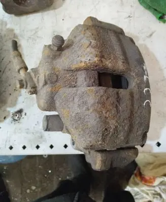 Volkswagen PASSAT CC Front brake caliper