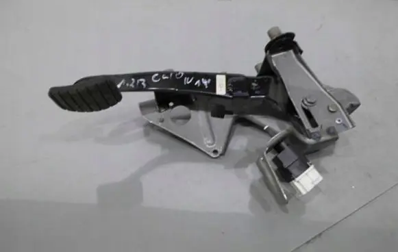 Renault Clio IV Brake pedal