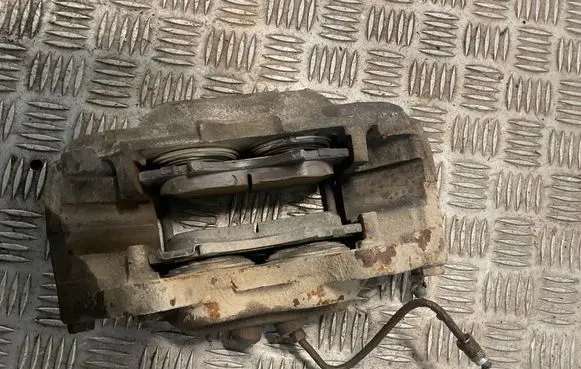 Toyota Hilux (AN10, AN20, AN30) Front brake caliper