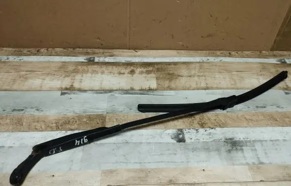 Volkswagen PASSAT B5.5 Front wiper blade arm