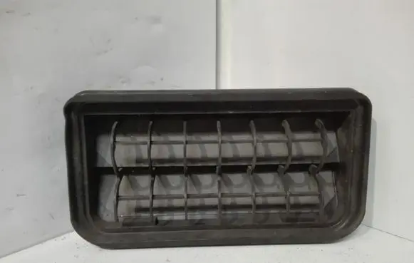 Quarter panel pressure vent