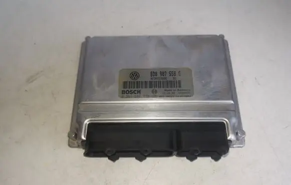 Volkswagen PASSAT B5 Engine control unit/module 8D0907558G 0261204773