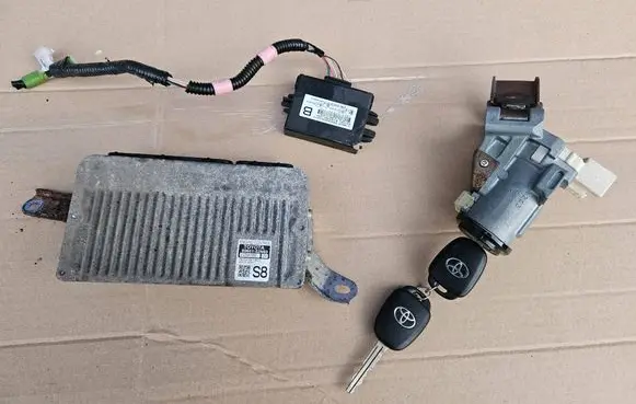 Toyota Verso-S Engine ECU kit and lock set 89661-52N60