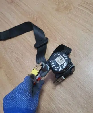 Volvo S60 Middle seatbelt (rear) 04243 040090