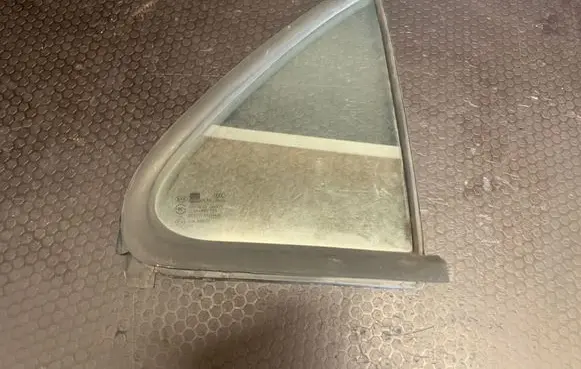 KIA Sorento Rear vent window glass E000472 43R000070 DOT772AS2M435
