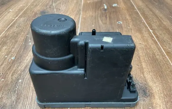 Mercedes-Benz E W124 Central locking vacuum pump 1248002148