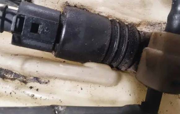 Volkswagen PASSAT B5 Windscreen/windshield washer pump