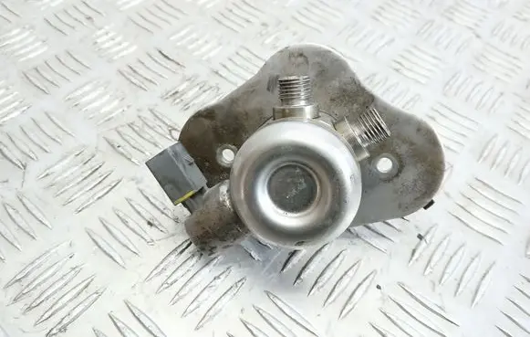 BMW 1 E82 E88 Fuel injection high pressure pump 7562473 0261520041