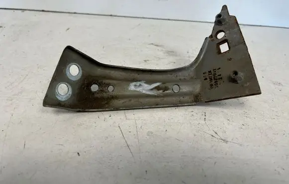 Volkswagen PASSAT B8 Fender mounting bracket 3G0821142