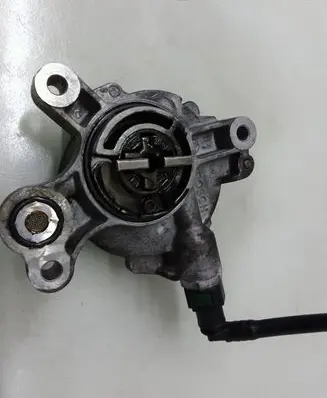 Ford Focus C-MAX Vacuum pump D1651C2