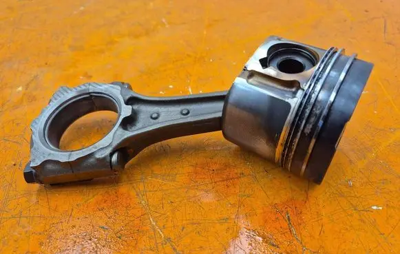 Opel Astra H Piston P885