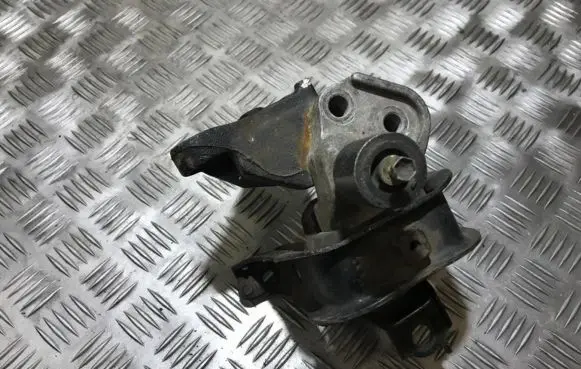 Toyota Prius (XW20) Engine mount bracket 1231521030 12315-21030