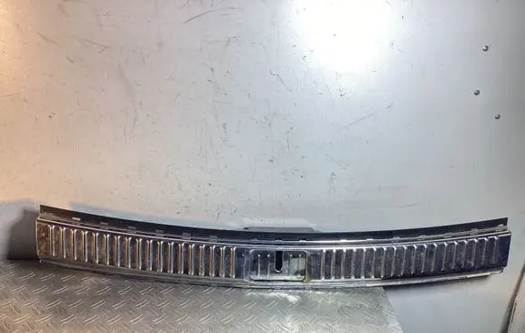 Trunk/boot sill cover protection