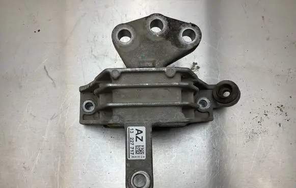Opel Insignia A Engine mount bracket 13227717