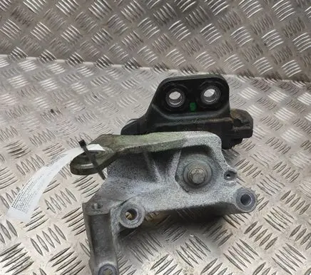 Volvo V60 Engine mount bracket 31670033